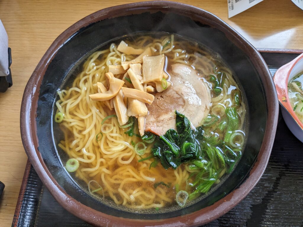 半田屋のしょうゆラーメンの全体像(メンマ、チャーシュー、ほうれん草、ねぎ、麺)