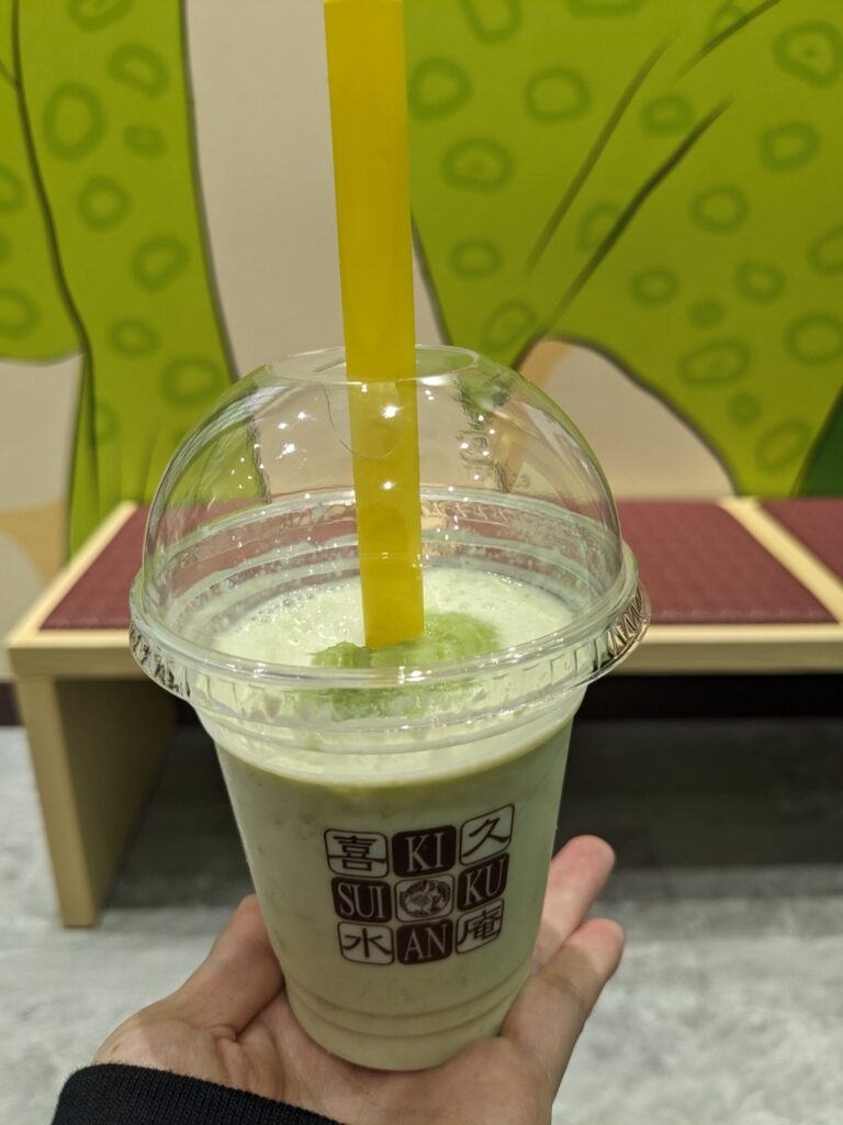 喜久水庵ずんだスタンドの人気メニュー「飲むずんだ餅」。太めのストローでずんだ餅とシェイクを一緒に楽しめる