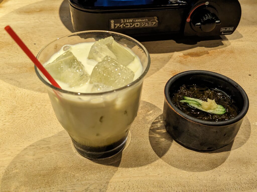 カルーア抹茶ミルクと、きゅうりとおろし生姜をのせたもずく酢の小鉢