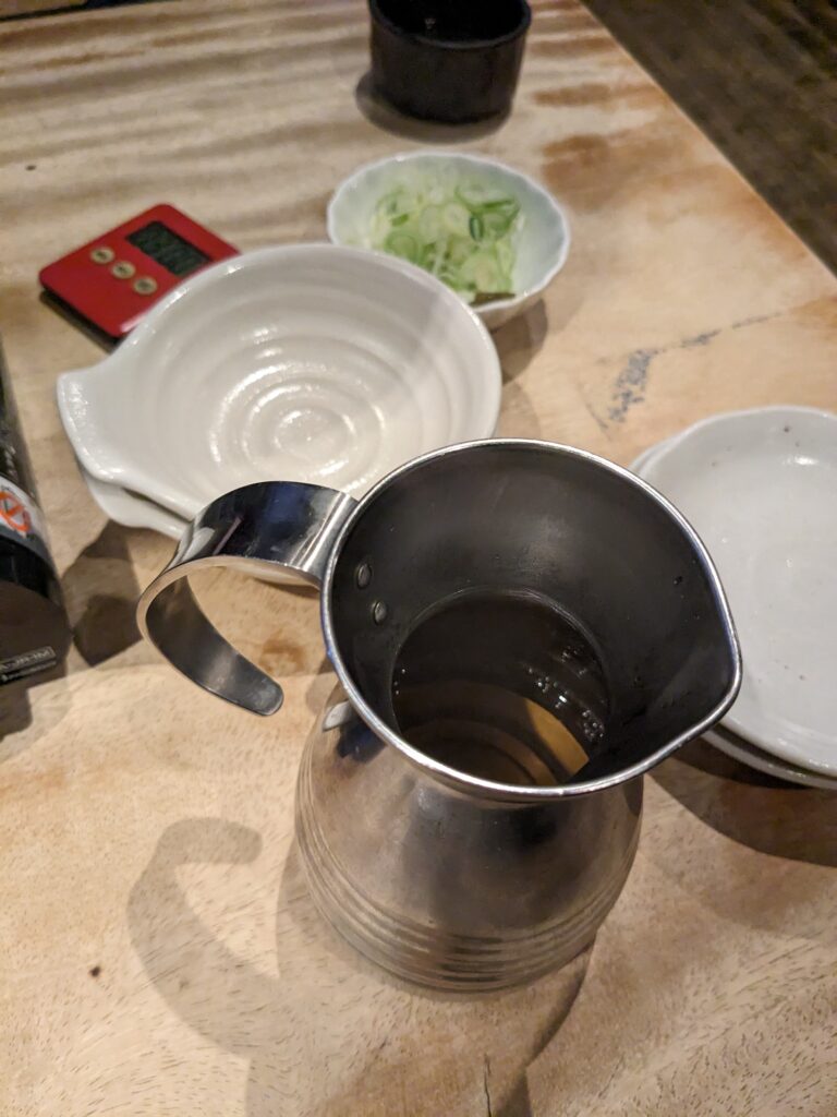 蒸ししゃぶに使う特製の和風ダレと小皿