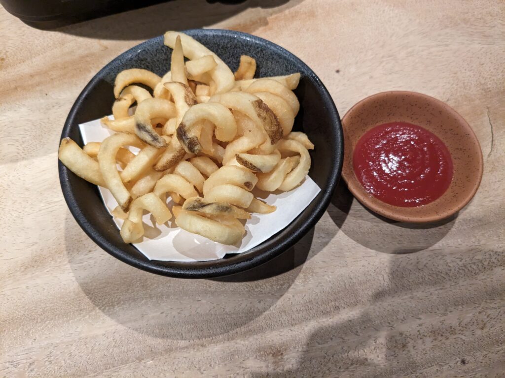 ケチャップを添えた揚げたてのカーリーポテト