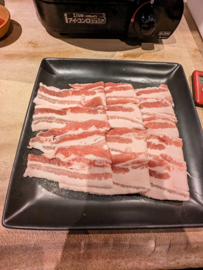 蒸ししゃぶで使われる豚バラ肉のプレート