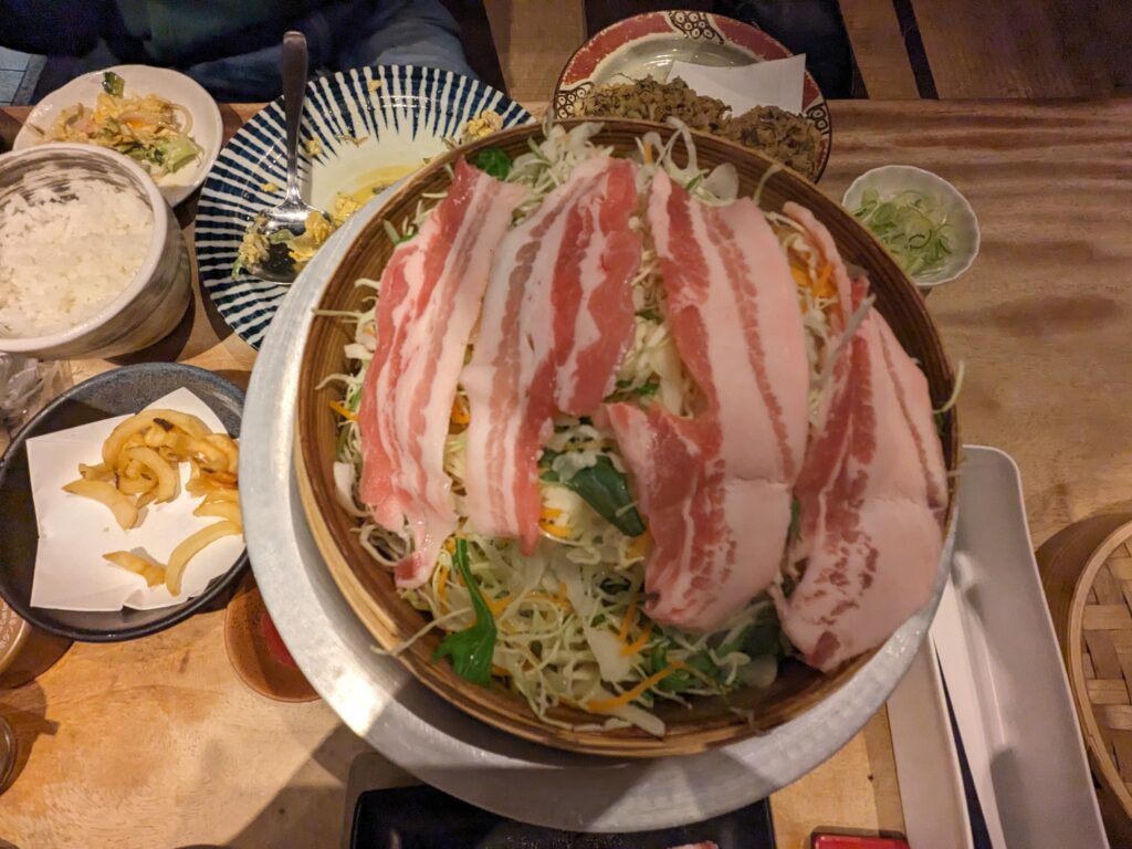 野菜の上に豚肉を乗せた蒸ししゃぶの調理前の状態