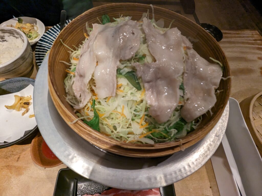 蒸しあがった蒸ししゃぶのお肉と野菜