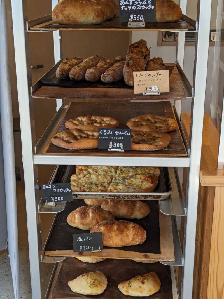 ハールモアチェの陳列棚に並ぶハード系パン(バゲット、フォカッチャなど)