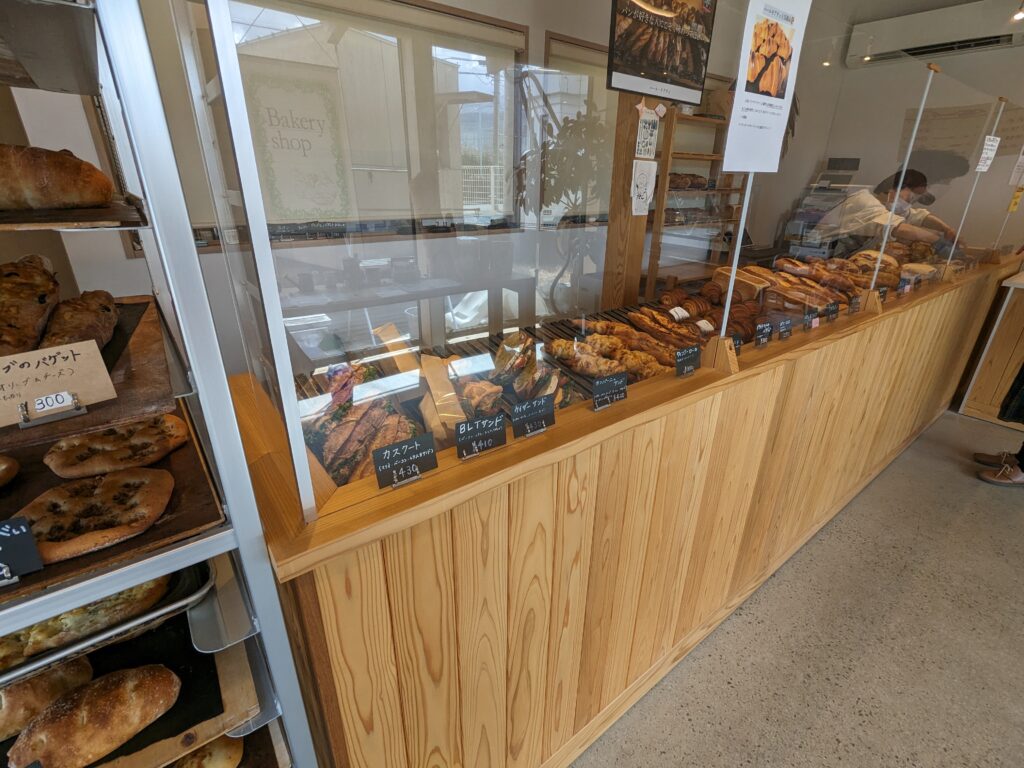 ハールモアチェの店内ショーケースに並ぶパン(全体の様子)