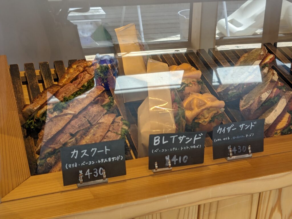 ハールモアチェのショーケースに並ぶサンドイッチ各種(カスクート、BLTなど)