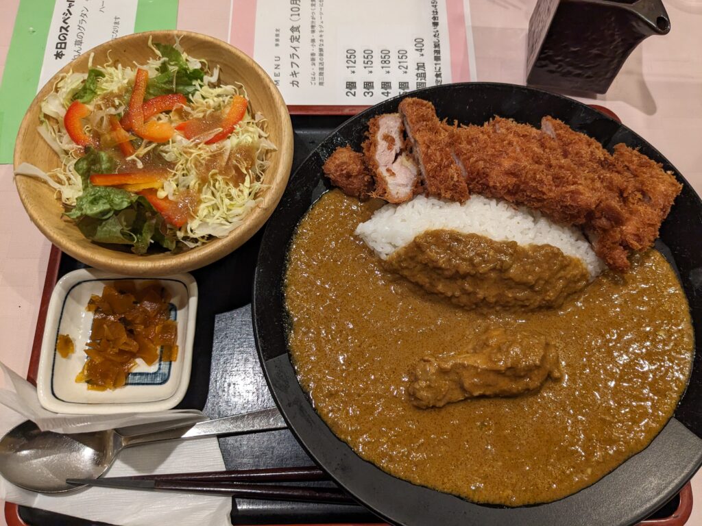 三幸のカツカレー定食の全体写真。サクサクのカツに、たっぷりのカレーとサラダが添えられている
