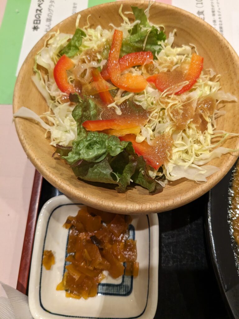 三幸のカツカレー定食に添えられたサラダと福神漬。赤パプリカが彩りを添える