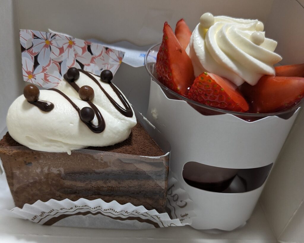 アンドメルシィのチョコレートケーキといちごのパフェ