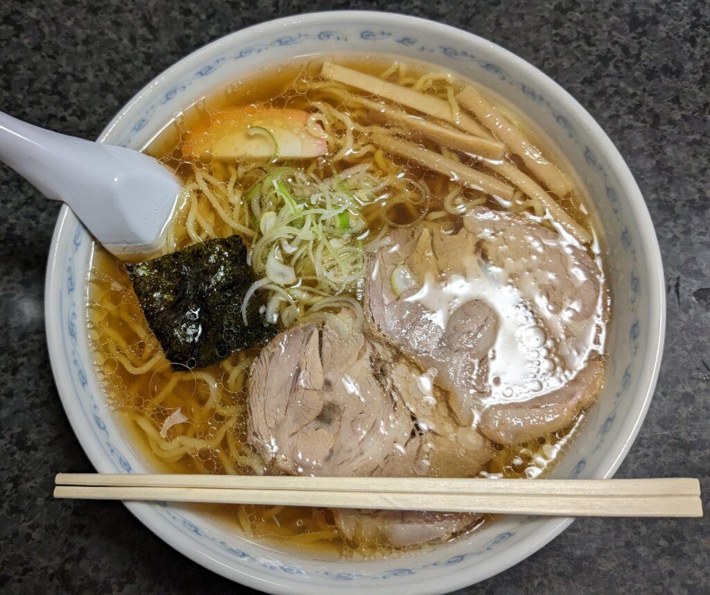シンプルながら完璧なバランス感。透き通ったスープと王道トッピングのしょうゆラーメン!
