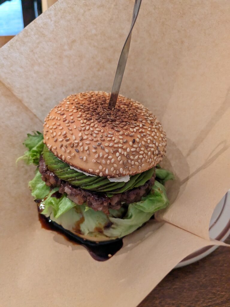 オールドテリヤキアボカドバーガー（紙に包まれた状態）