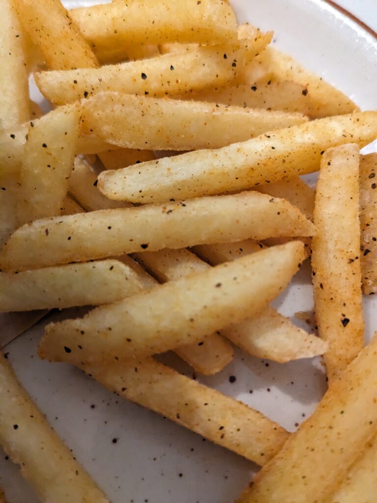 スパイスが効いたフレンチフライのアップ