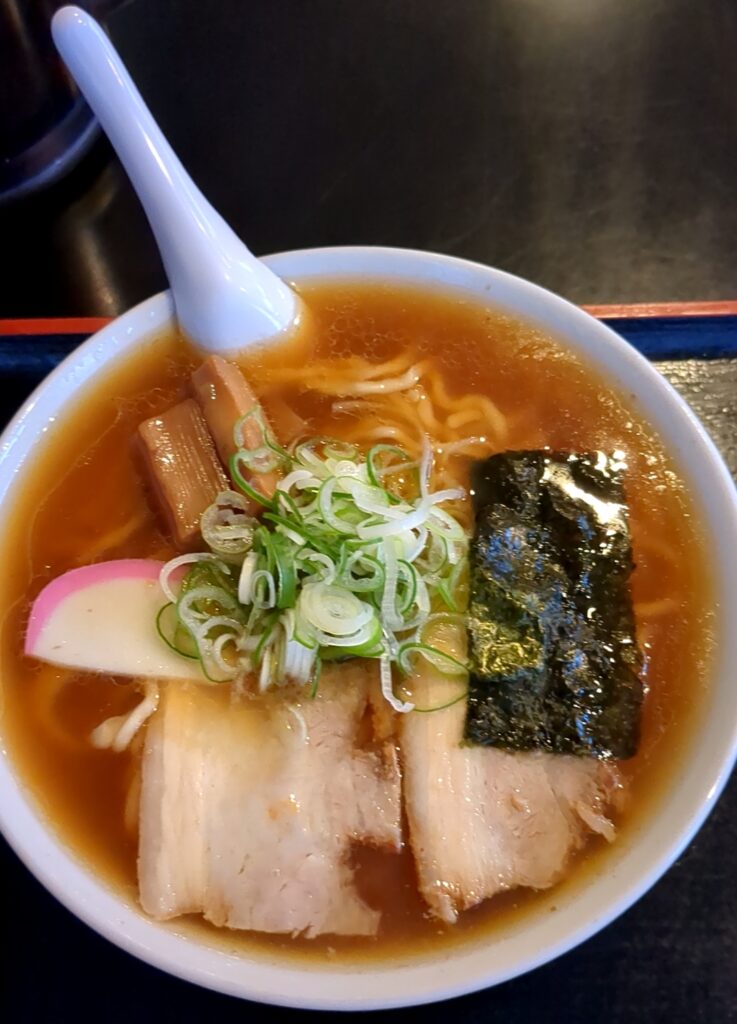 麺辰の中華そば（大盛り）全体写真。チャーシュー、ネギ、メンマ、海苔、かまぼこがトッピングされた醤油スープのラーメン
