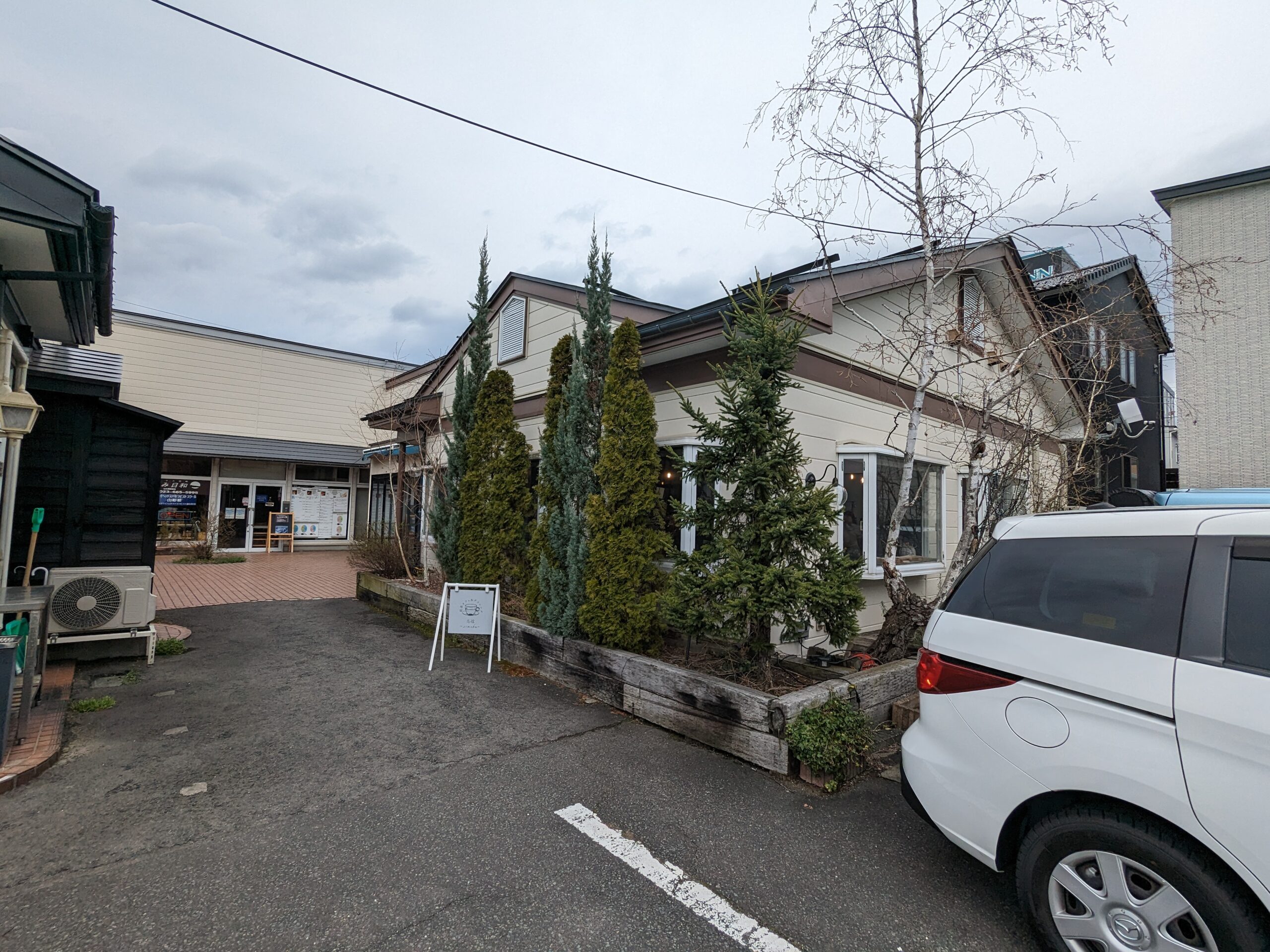 山形市飯田西にある「紅茶カフェ＆ダイニング 志信」の店舗外観