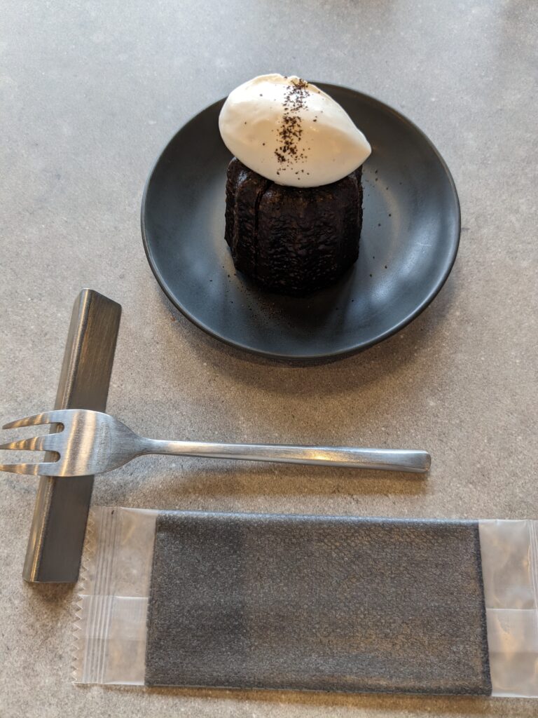 たっぷりのクリームが乗った紅茶カヌレのアップ写真