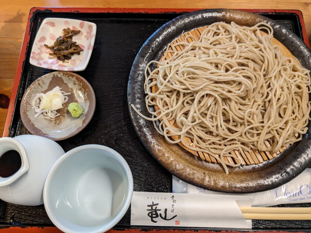 山形市『手打そば竜山』の寒ざらしそばセット。冷たい手打ちそばと薬味、漬物、小鉢付き