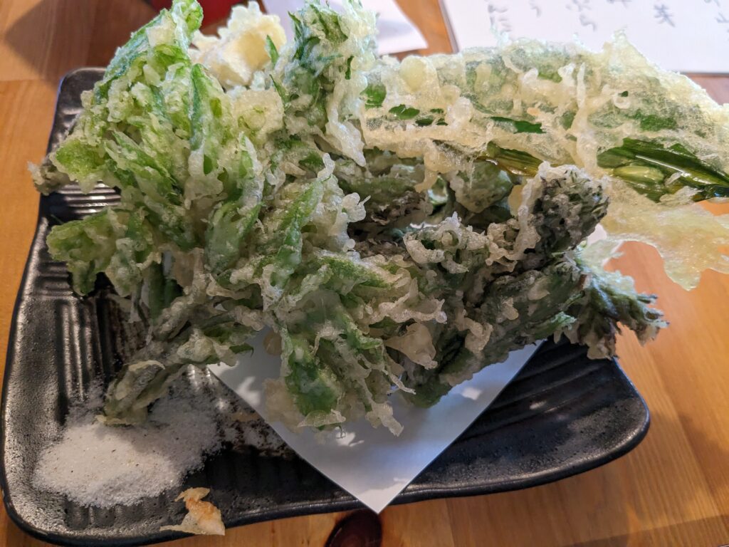 季節限定の山菜天ぷら。お皿にいっぱいに盛られている。