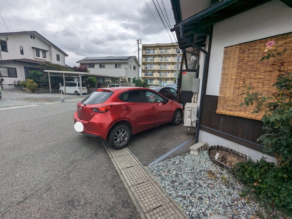 麺屋ほんわかの店舗横の駐車スペースの一部