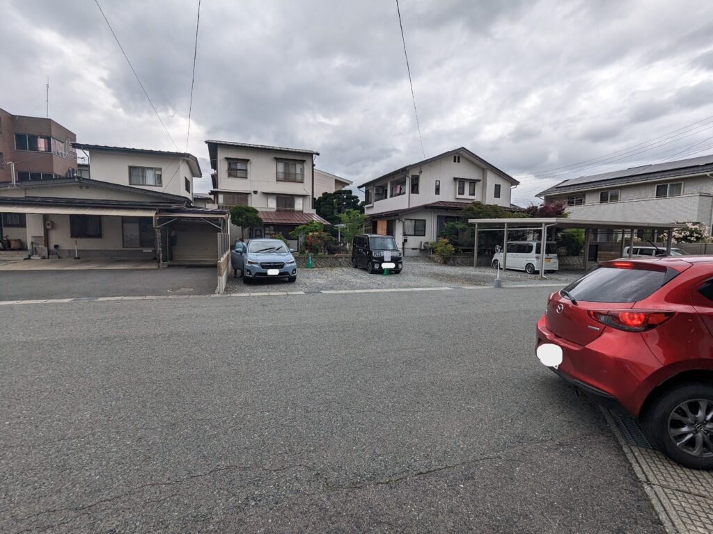 麺屋ほんわか前の道路向かいにある砂利の駐車場。ここも駐車OK