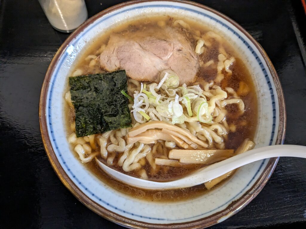 麺屋ほんわかの中華そば。チャーシュー、海苔、ネギ、メンマが乗った醤油スープのラーメン。