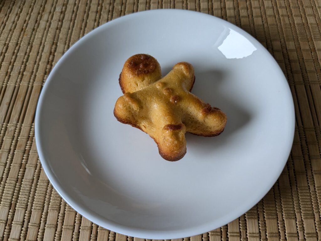 ぐらぱんの焼きたてマドレーヌ。スノーマンの型