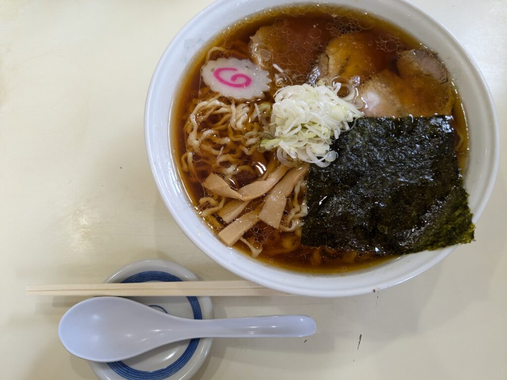 城西金ちゃんラーメンの中華そば(ネギ、チャーシュー、ナルト、のり、メンマがのった醤油ラーメン)の真上からの写真