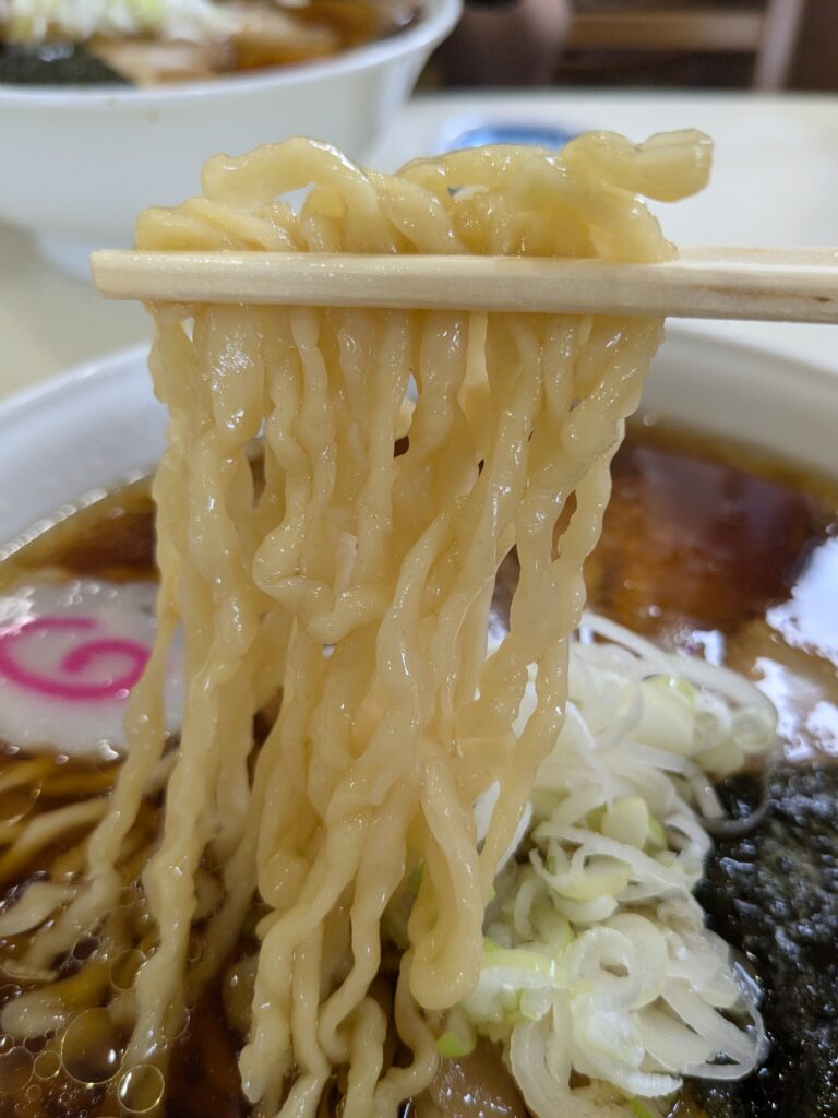 中太ちぢれ麺のアップ画像。金ちゃんラーメン城西店の中華そば