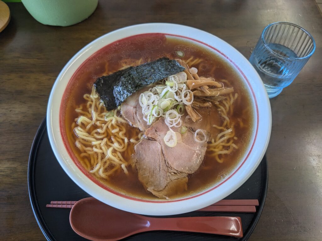 鶴岡市の人気ラーメン店「中華そば屋こやい」の中華そば全体写真
