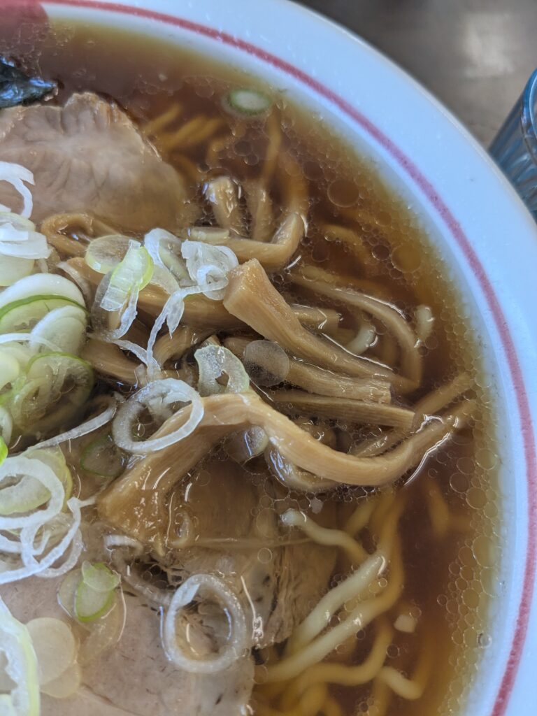 中華そば屋こやいの中華そばにトッピングされたメンマのアップ