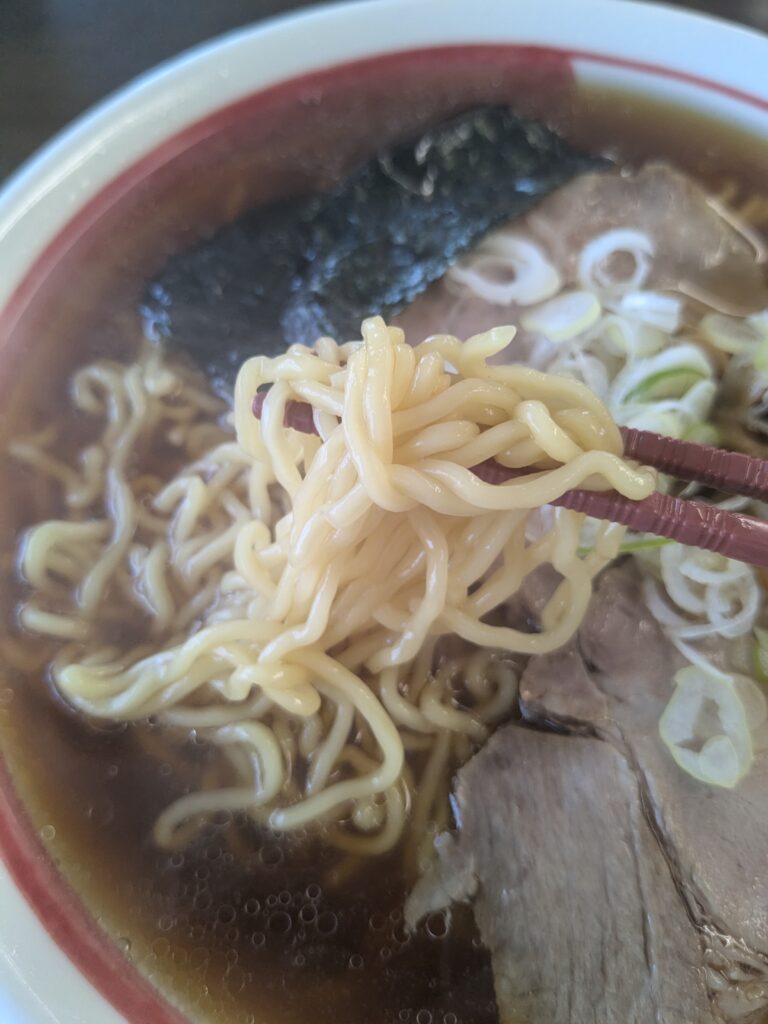 中華そば屋こやいのストレート麺を箸で持ち上げた写真