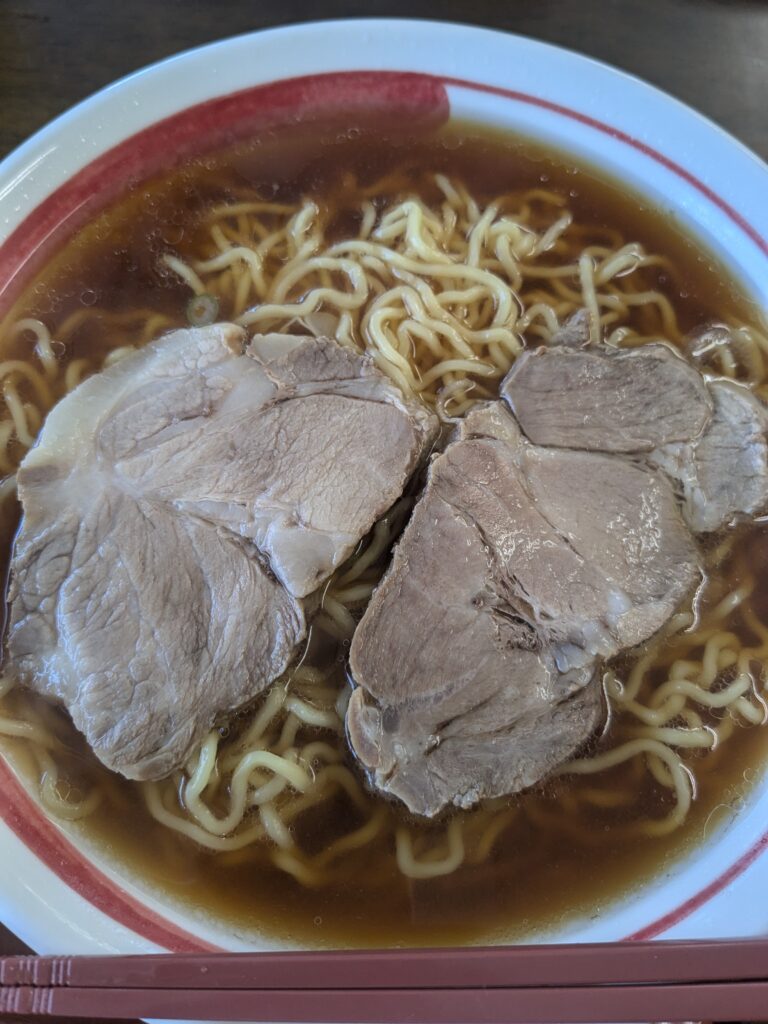鶴岡市「こやい」の中華そば。大判チャーシューが2枚のったラーメン