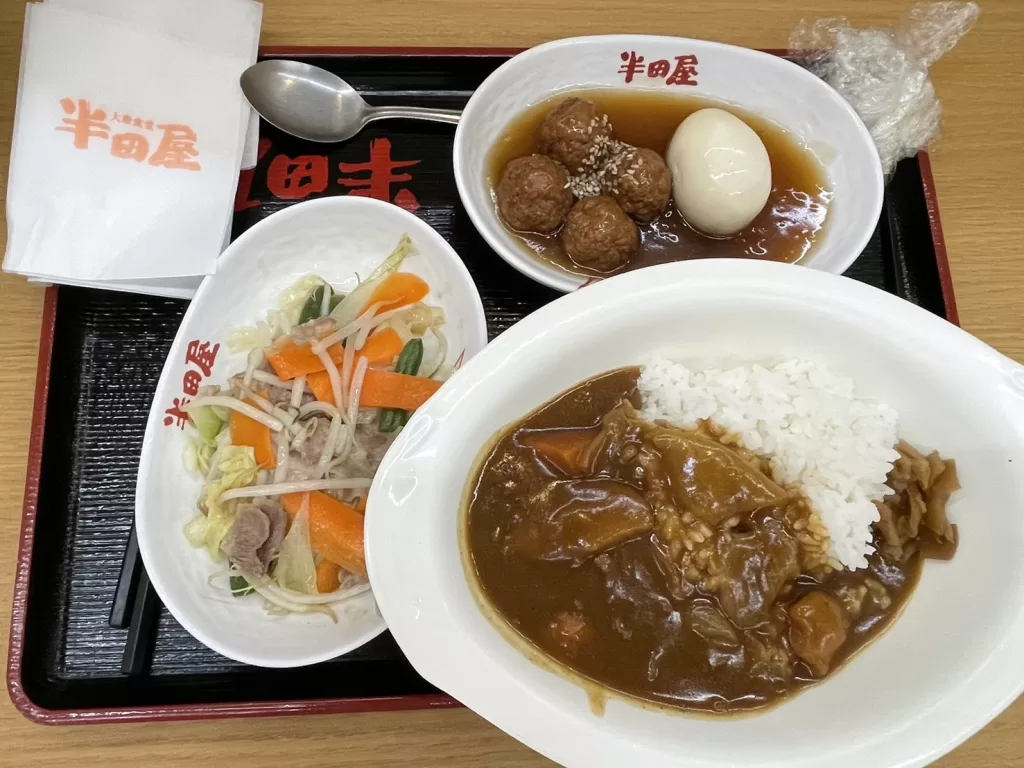 半田屋で選んだ唐揚げ定食風ランチ。カレーライス、肉団子のあんかけ、野菜炒め