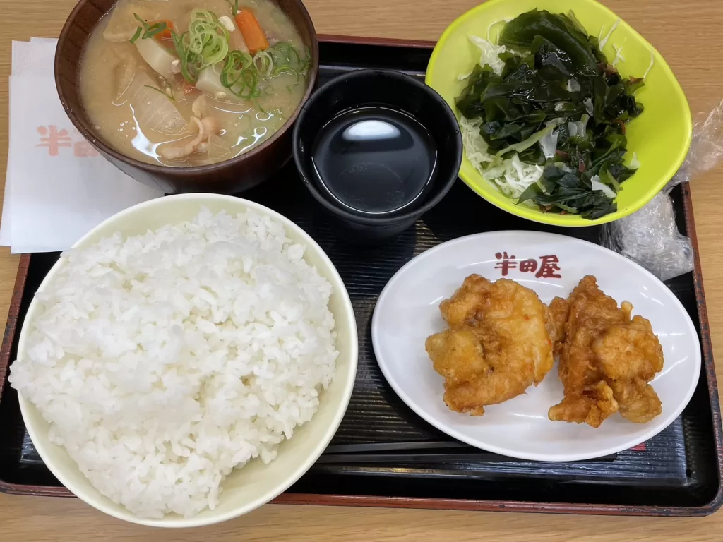 半田屋で選んだ唐揚げ定食風ランチ。豚汁・大盛りご飯・唐揚げ・海藻サラダ付き