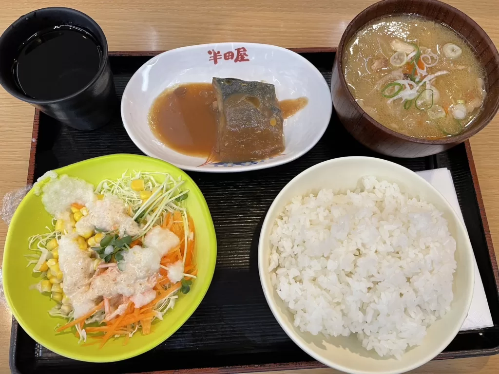 半田屋で選んだ唐揚げ定食風ランチ。豚汁、白米、サバの味噌煮、サラダ付き