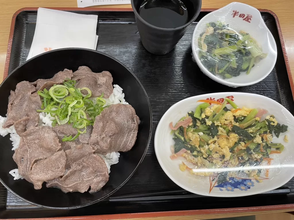 半田屋で選んだ唐揚げ定食風ランチ。丼もの、中華風野菜炒め、小鉢
