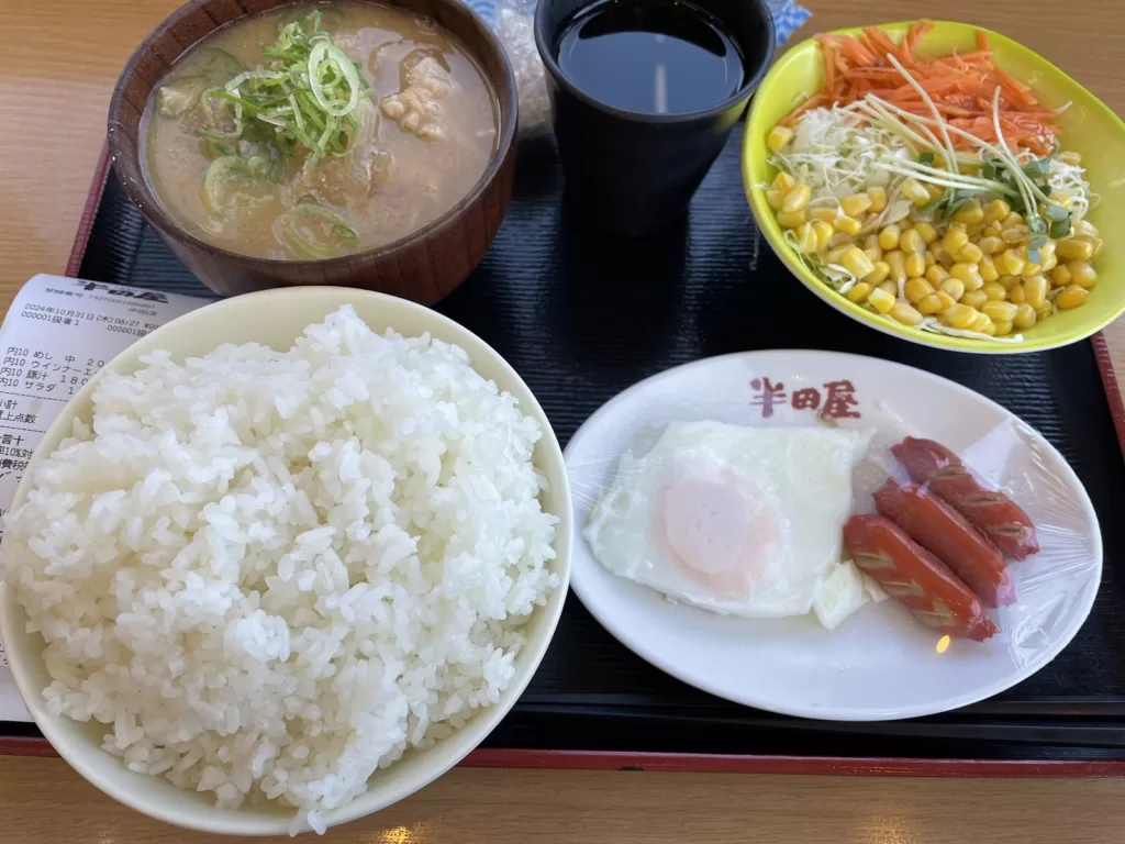 半田屋で選んだ唐揚げ定食風朝食。ごはん、豚汁、サラダ、目玉焼きとソーセージ