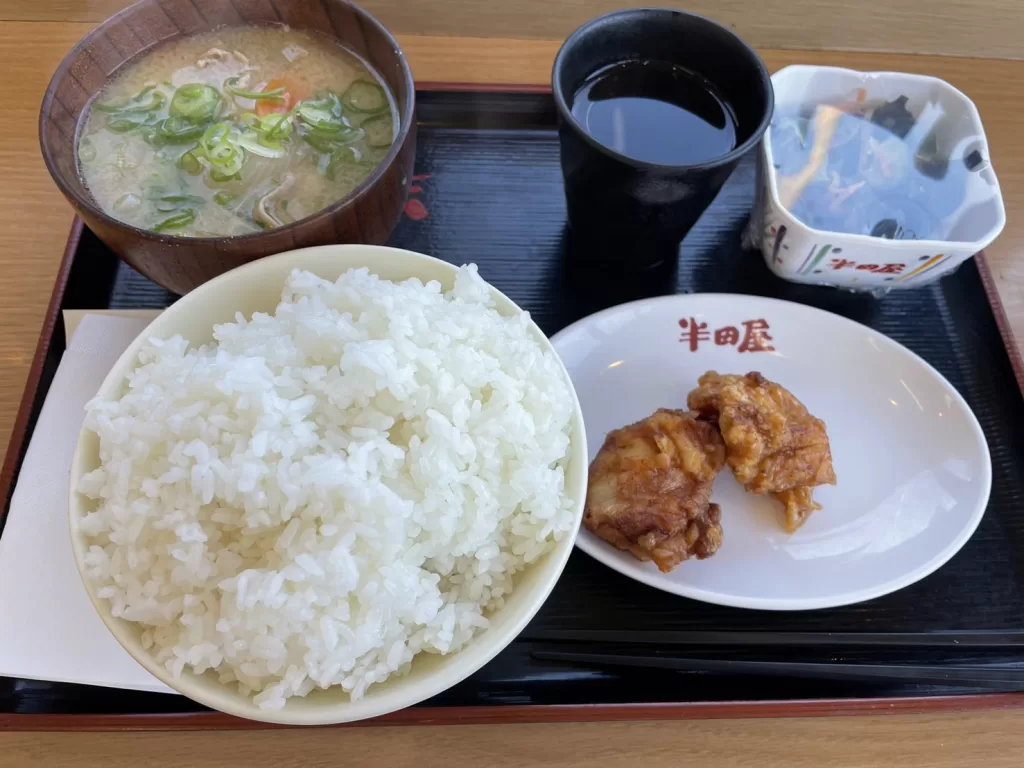 半田屋で選んだ唐揚げ定食風ランチ。豚汁、ごはん、からあげ、小鉢