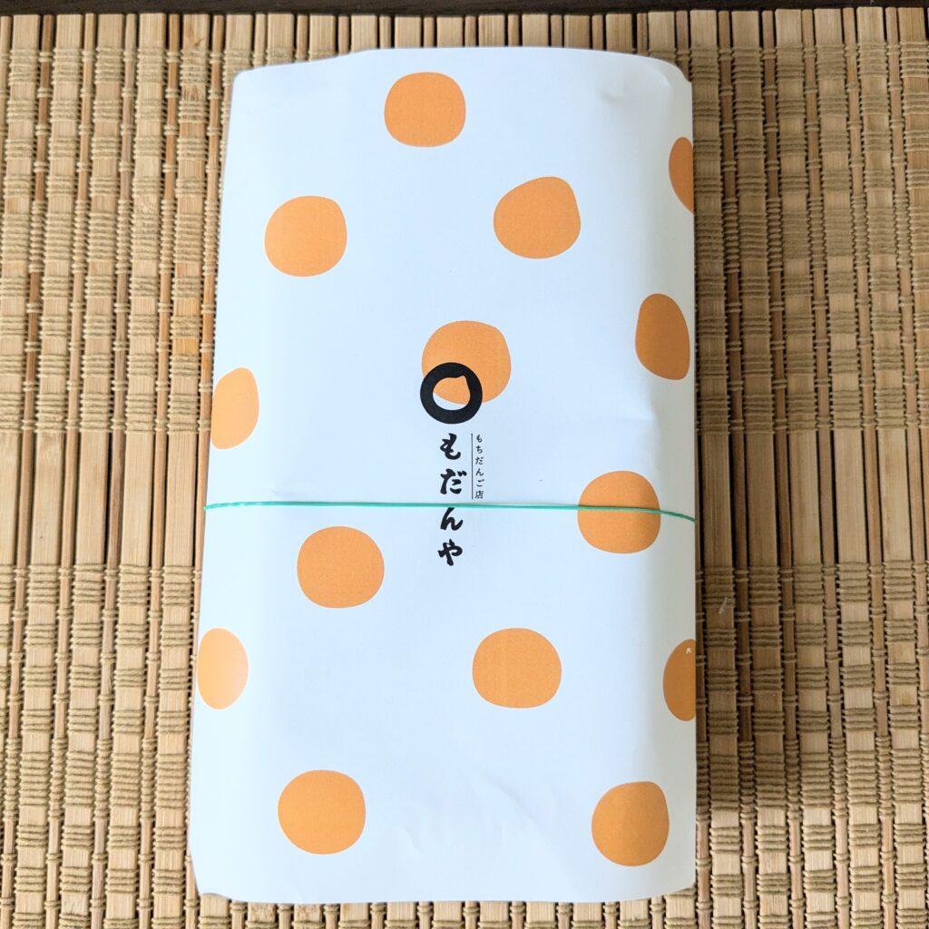 オレンジ色の水玉模様が印象的な「もだんや」の包装紙