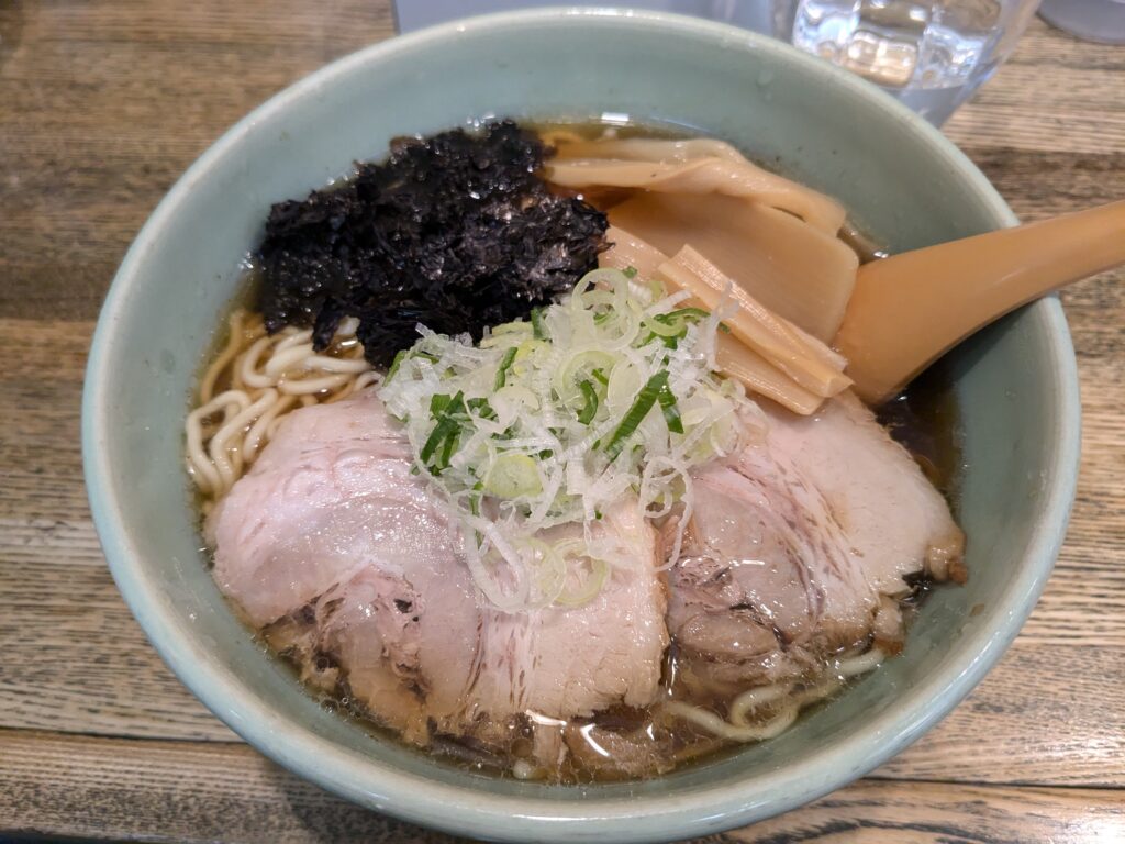 中華そば。岩のり、チャーシュー、メンマ、ネギがのった一杯。