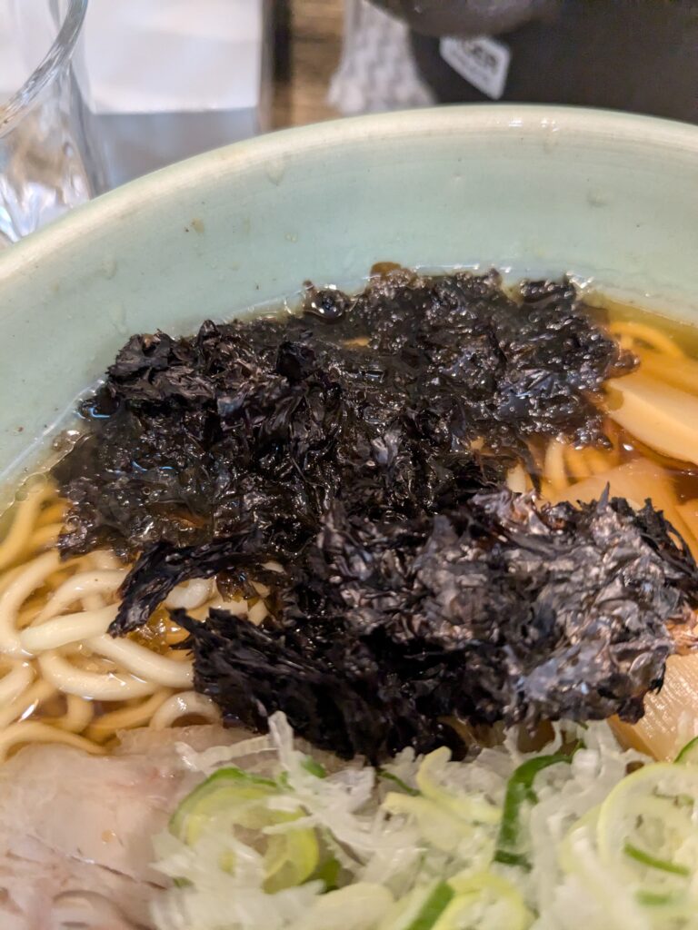 中華そばにトッピングされた岩のりのクローズアップ。香ばしい風味が特徴。