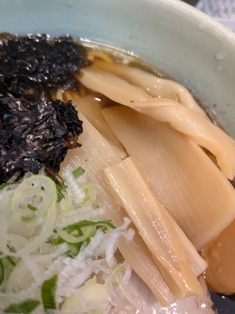 中華そばにトッピングされたメンマのクローズアップ。太めで食べごたえあり。