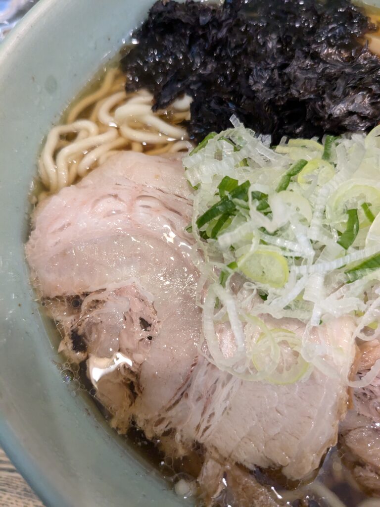 中華そばにのったチャーシューのアップ。とろけるような柔らかさが特徴。