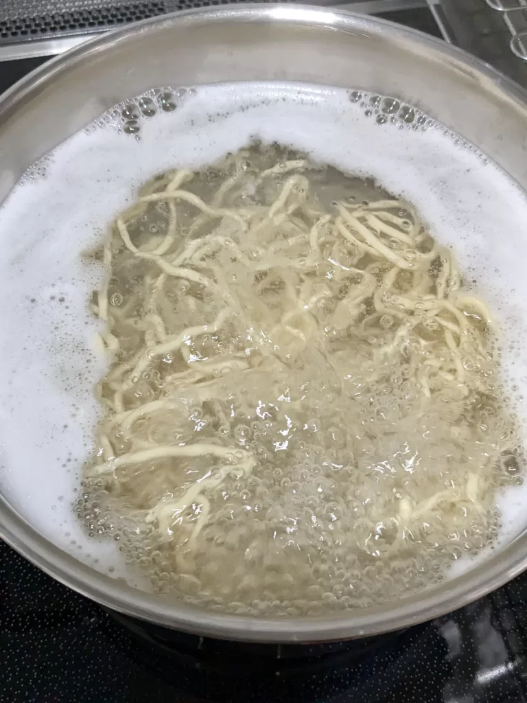 煮干し中華 雲ノ糸の麺を鍋で茹でている様子