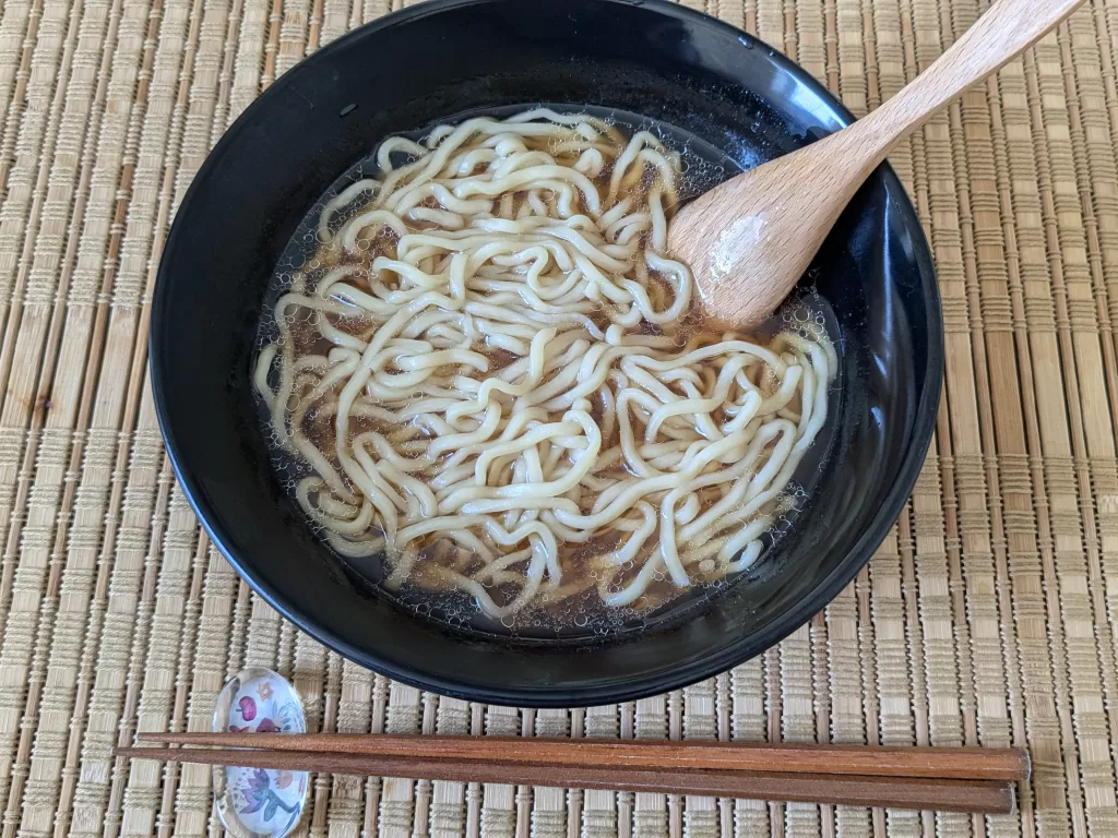 煮干し中華 雲ノ糸の袋麺を器に盛り付けた様子(トッピングなし)
