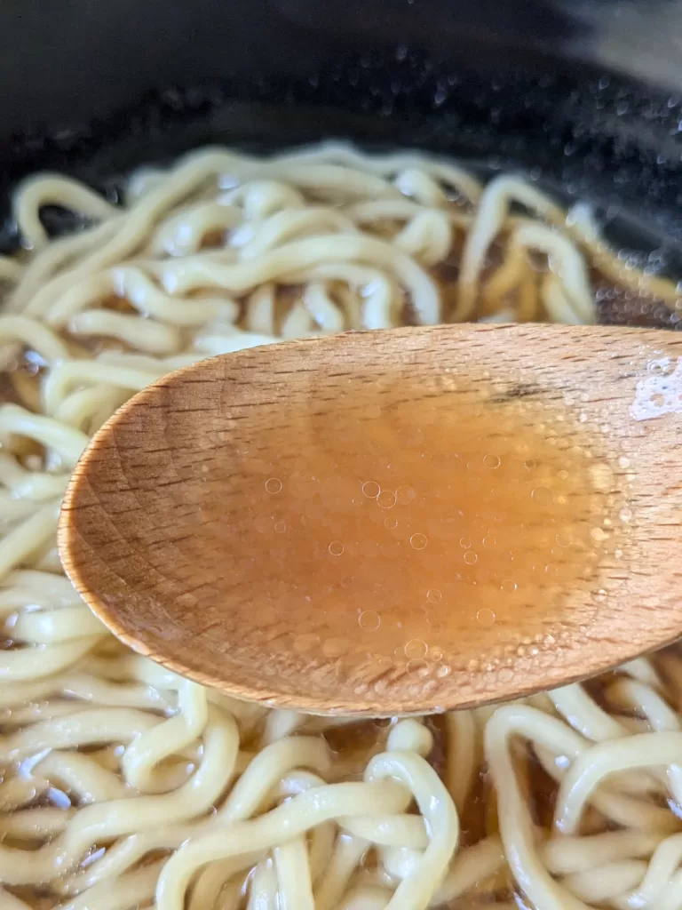 木製スプーンですくった雲ノ糸のスープのアップ