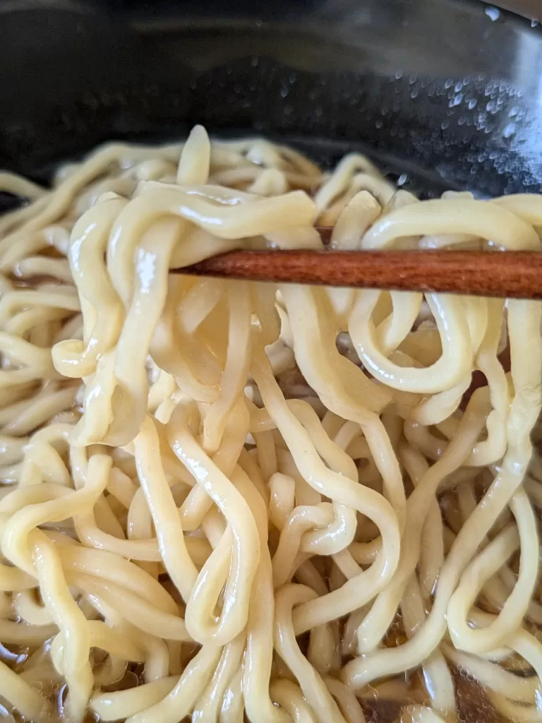 ご覧の通り、透き通った煮干し醤油スープ。動物系のコクもしっかり感じられます。