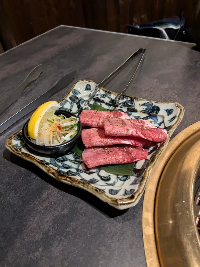 レモンとねぎ塩ダレ付きの牛タン盛り合わせ