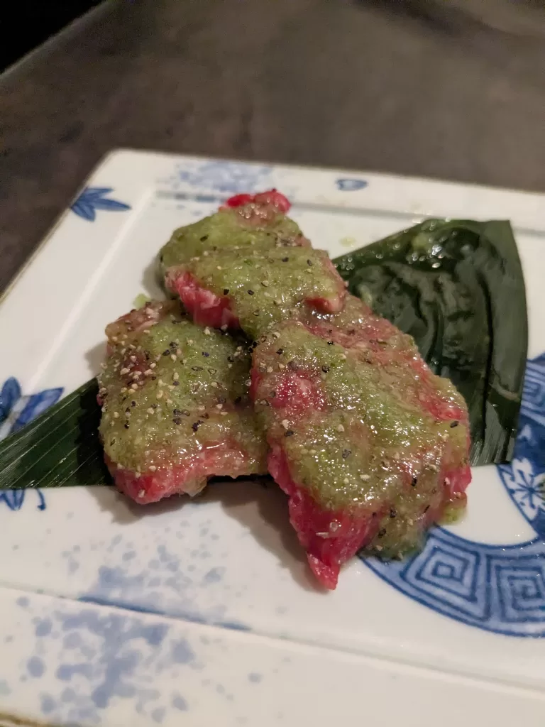 「赤身肉青葱ダレ」が、お皿に盛られている状態。