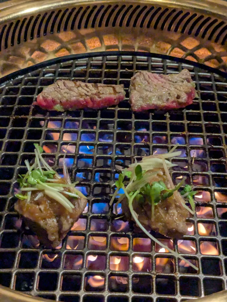 炭火で焼かれる牛タンと和牛みぞれ焼き